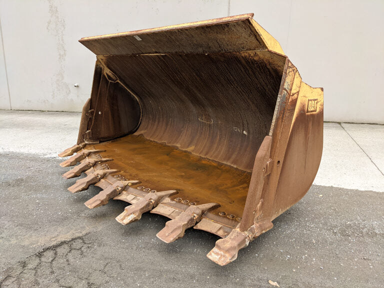 CUCHARÓN DE 138" CON PUNTA DE PALA PARA ROCA, USADO EN BUEN ESTADO, 60-2062