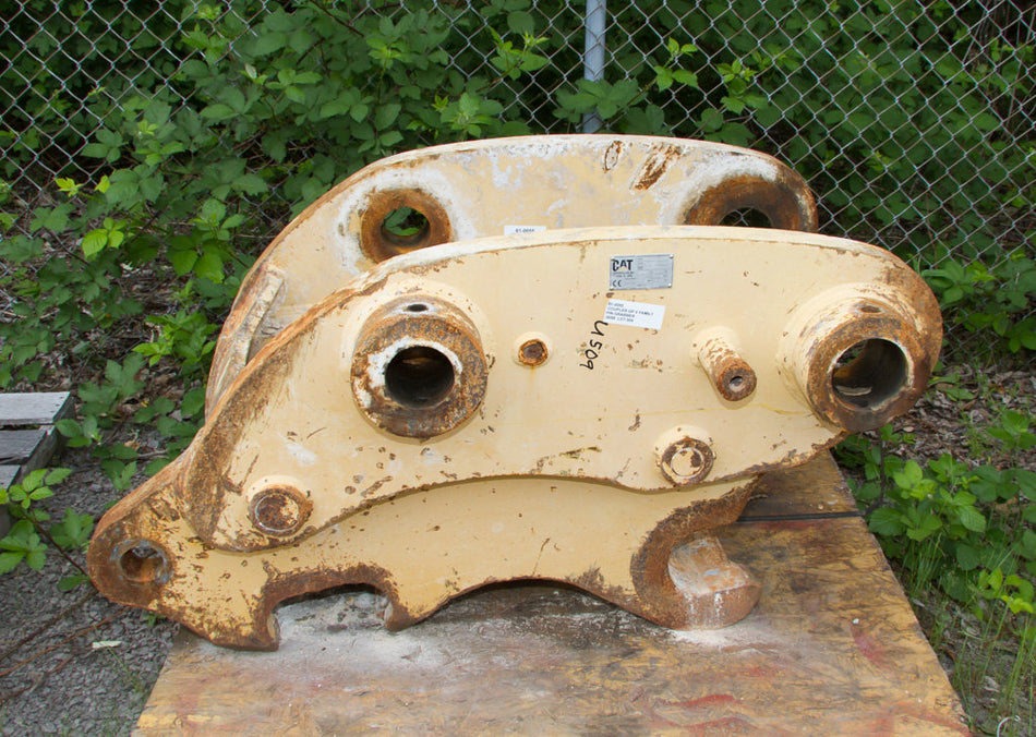 ACOPLADOR V FAMILIAR CON SUJECIÓN DE PASADOR 61-0055 Usado en Buen Estado